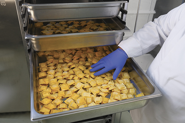 2. Distribuire uniformemente la pasta, ancora surgelata, in teglia (senza salare) ed introdurre in formo.