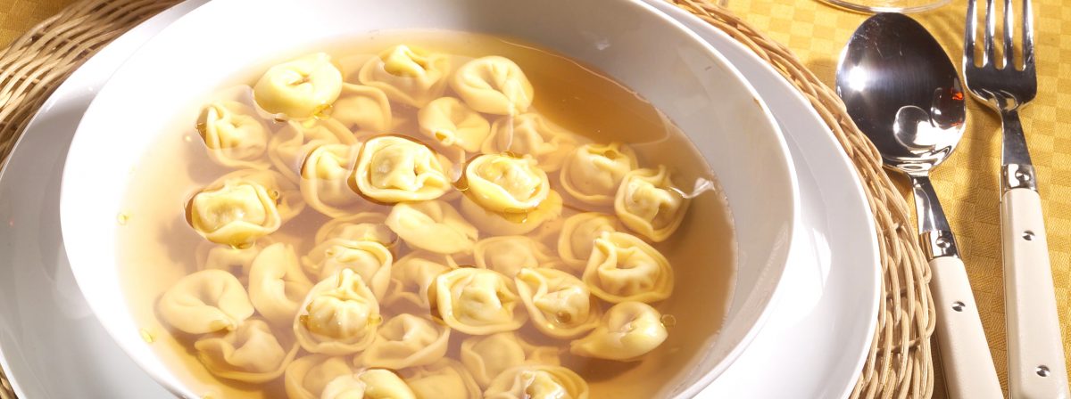 Tortellini a la boloñesa con caldo de capón clásico Canuti