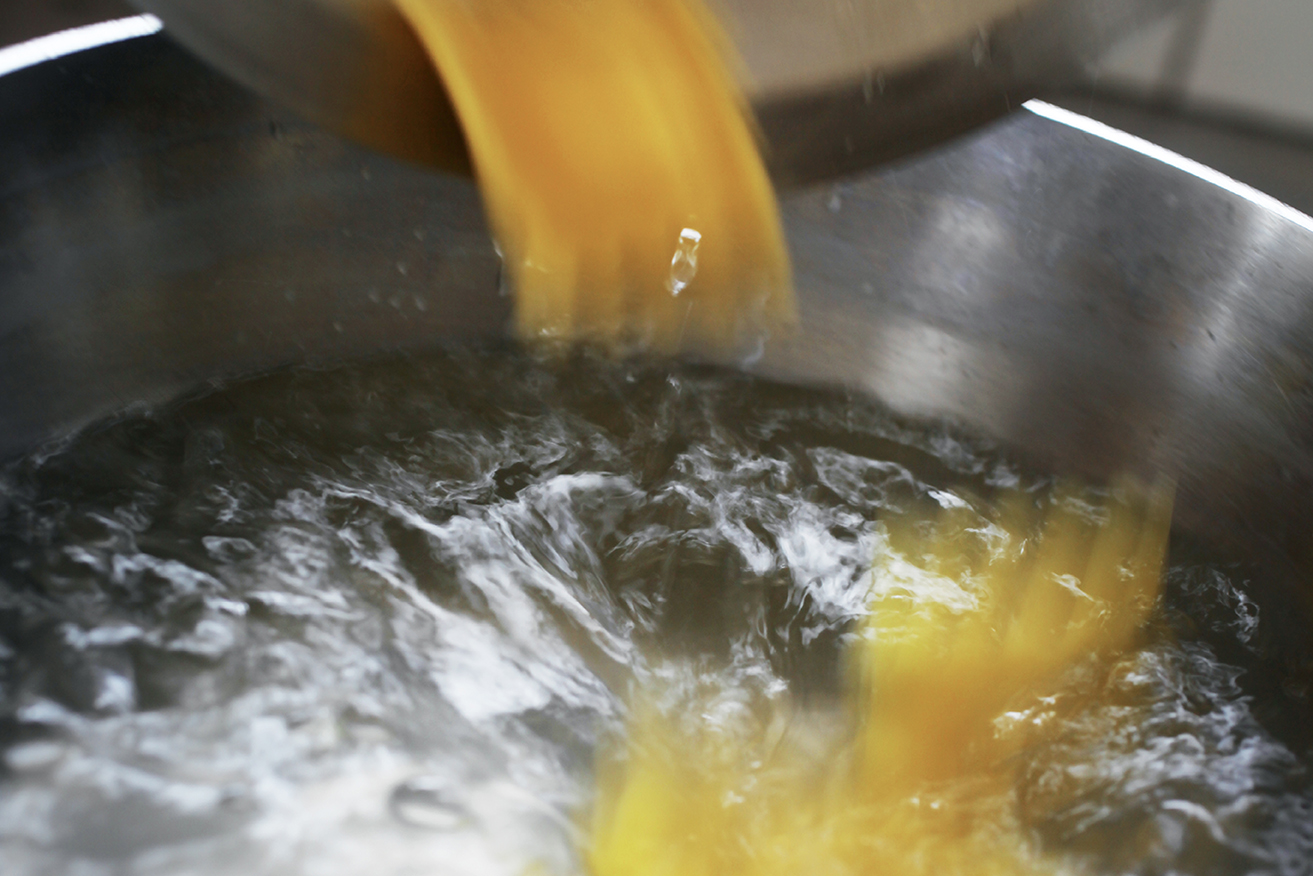 1. Echar la pasta, aún congelada, en abundante agua hirviendo y salada (por lo menos un litro de agua por cada 100 g de pasta y 20 g de sal marina). 